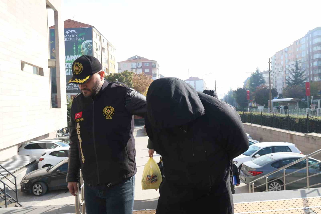 ESKİŞEHİR MERKEZLİ 5 İLDE DÜZENLENEN FUHUŞ OPERASYONUNDA GÖZALTINA ALINAN 19 ŞÜPHELİDEN 17'Sİ...