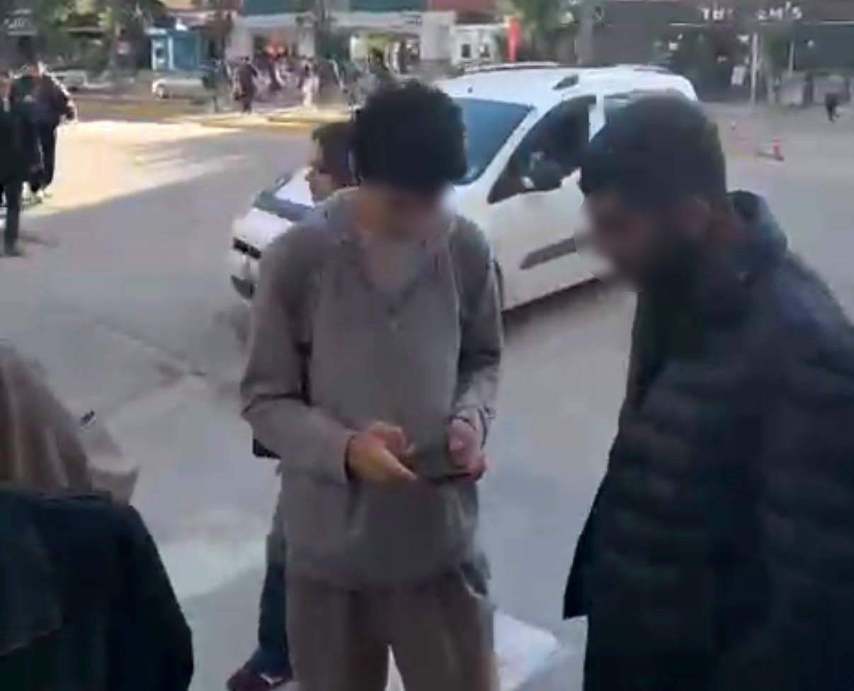 ESKİŞEHİR ÜNİVERSİTE CADDESİ'NDE BİR ÜNİVERSİTE ÖĞRENCİSİNE TESPİH SATARAK PARA TALEP EDEN ŞAHSIN...