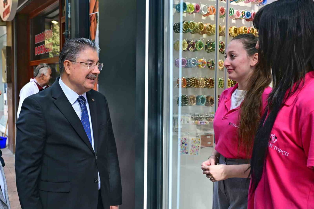 ESKİŞEHİR VALİSİ DR. ERDİNÇ YILMAZ, İSMET İNÖNÜ-1 CADDESİ ÜZERİNDE FAALİYET GÖSTEREN ESNAFI...