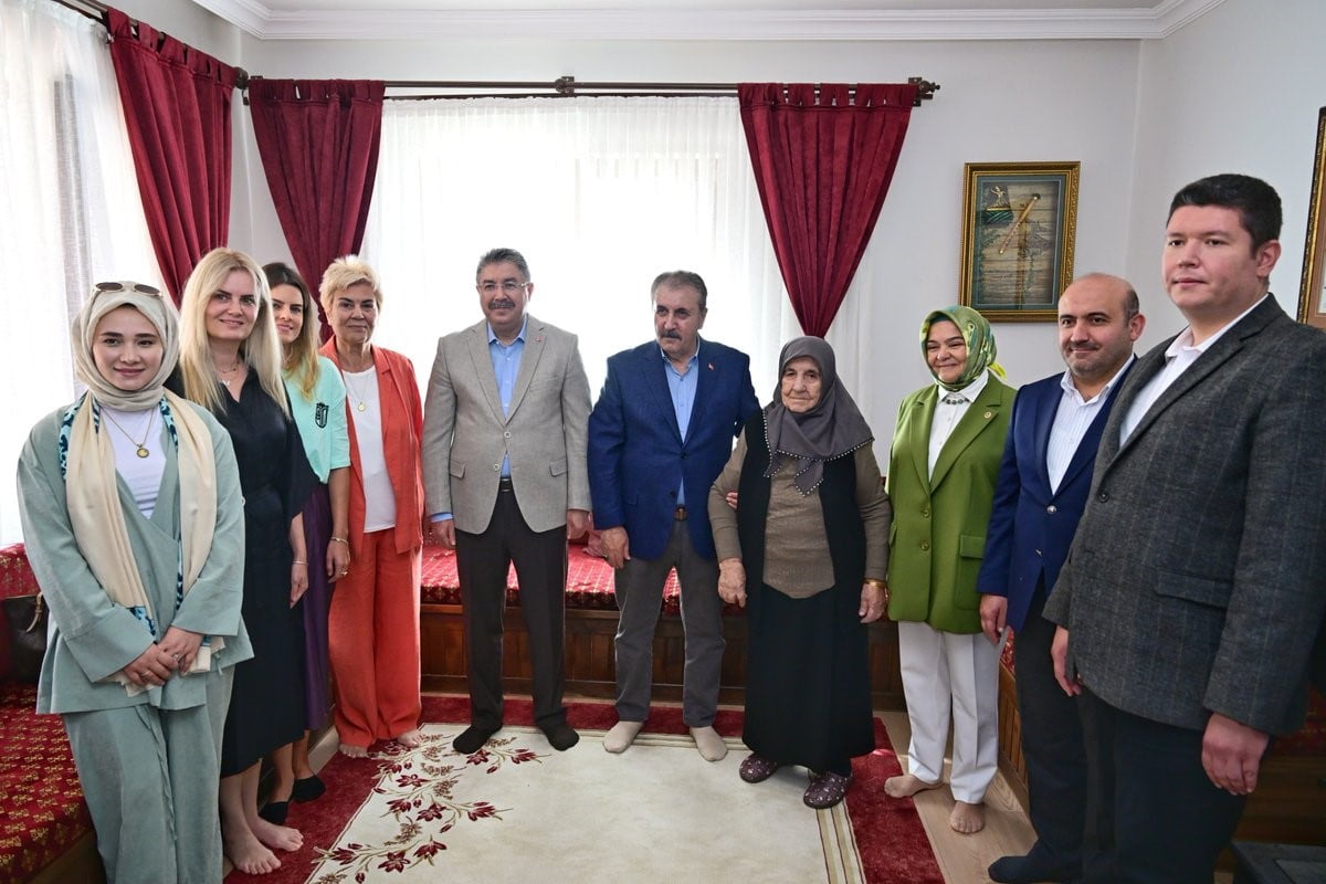 ESKİŞEHİR VALİSİ DR. ERDİNÇ YILMAZ, PROF. DR. AYŞEN GÜRCAN VE BERABERİNDEKİ KENT PROTOKOLÜ, BBP...