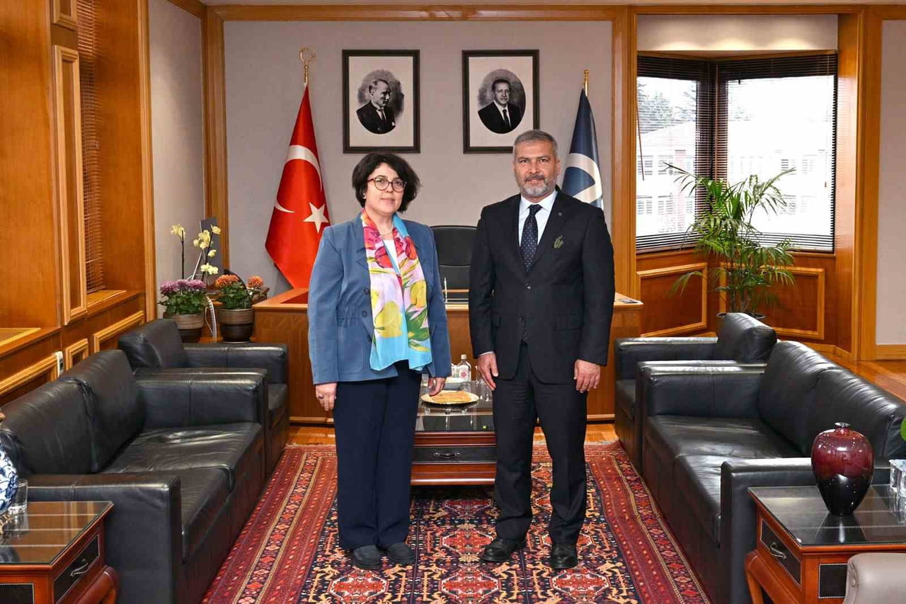 ESOGÜ REKTÖRÜ PROF. DR. EMİNE GÜMÜŞSOY, ANADOLU ÜNİVERSİTESİ REKTÖRÜ PROF. DR. YUSUF ADIGÜZEL'E...