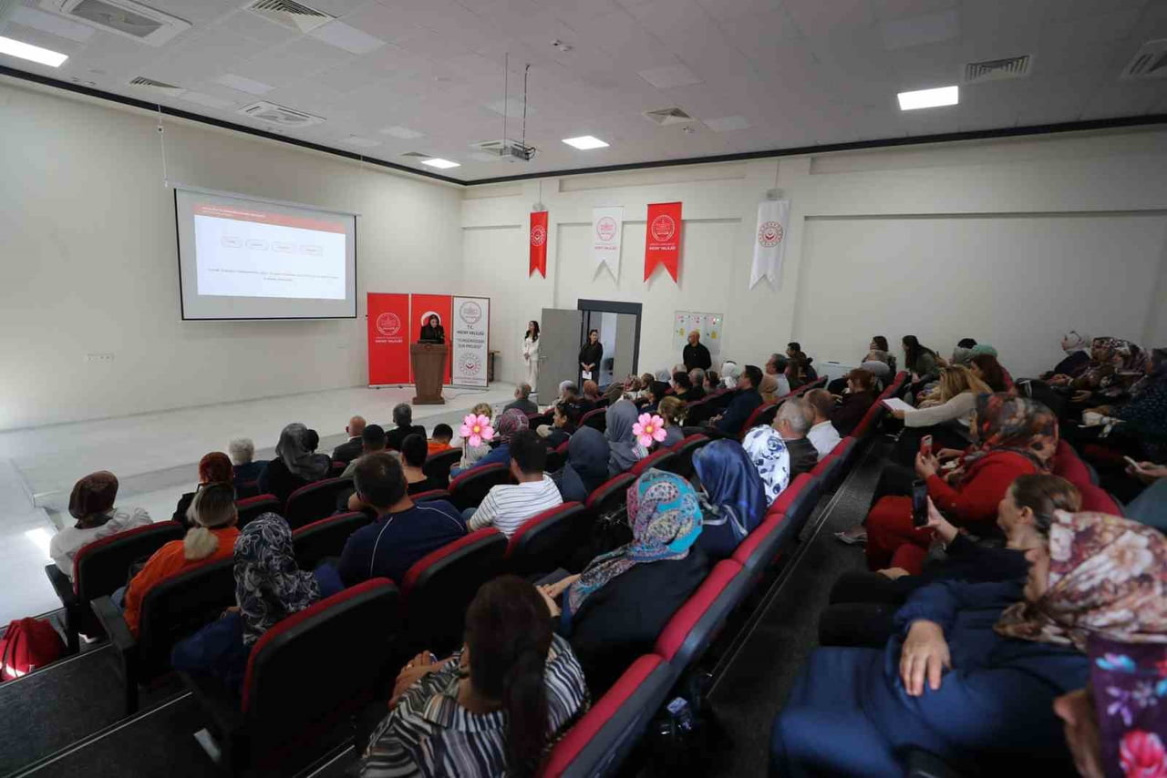 ESRA MASATLI, HATAY’DA KORUYUCU AİLELERE YÖNELİK DÜZENLENEN EĞİTİM PROGRAMINA KATILDI.