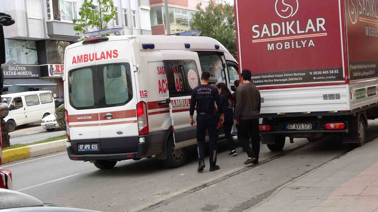 EVE GİREN EKİPLER, GENCİN UYUYAKALDIĞINI BELİRLEDİ.
