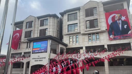 Eyüpsultan Belediyesi'ne düzenlenen operasyonda aralarında Belediye Başkanı Mithat Bülent Özmen'in...
