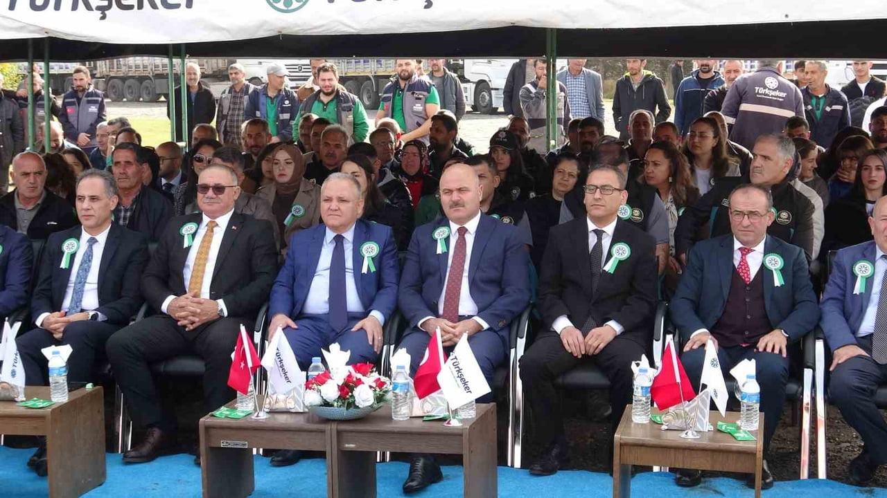 FABRİKA SAHASINDAKİ PROGRAMA ŞEKER FABRİKASI MÜDÜRÜ FERİDUN ÇOBAN, AK PARTİ KARS İL BAŞKANI ADEM...