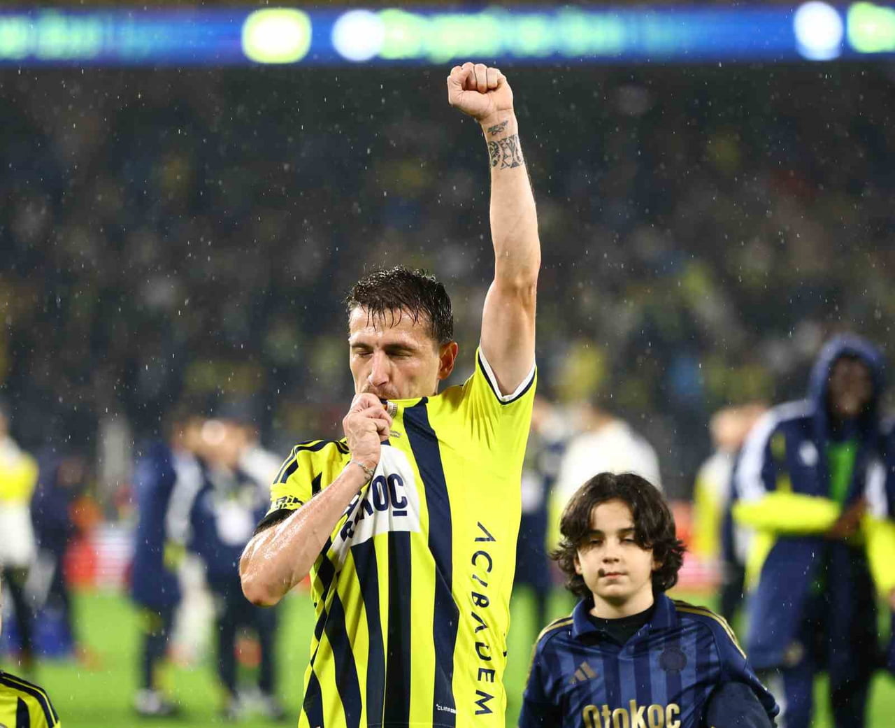 FENERBAHÇE'DE MERT HAKAN YANDAŞ, 568 GÜN SONRA SARI-LACİVERTLİ FORMAYLA RESMİ BİR MAÇA...