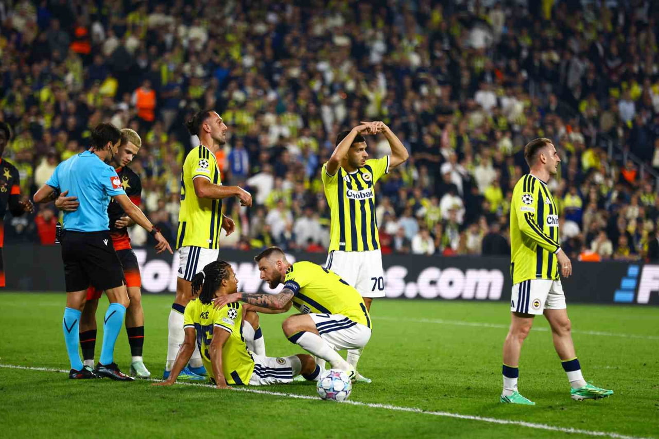 FENERBAHÇE'NİN HOLLANDALI STOPERİ NATHAN AKE, SLAVİA PRAG MAÇININ İLK YARISINDA SAKATLANARAK MAÇA...