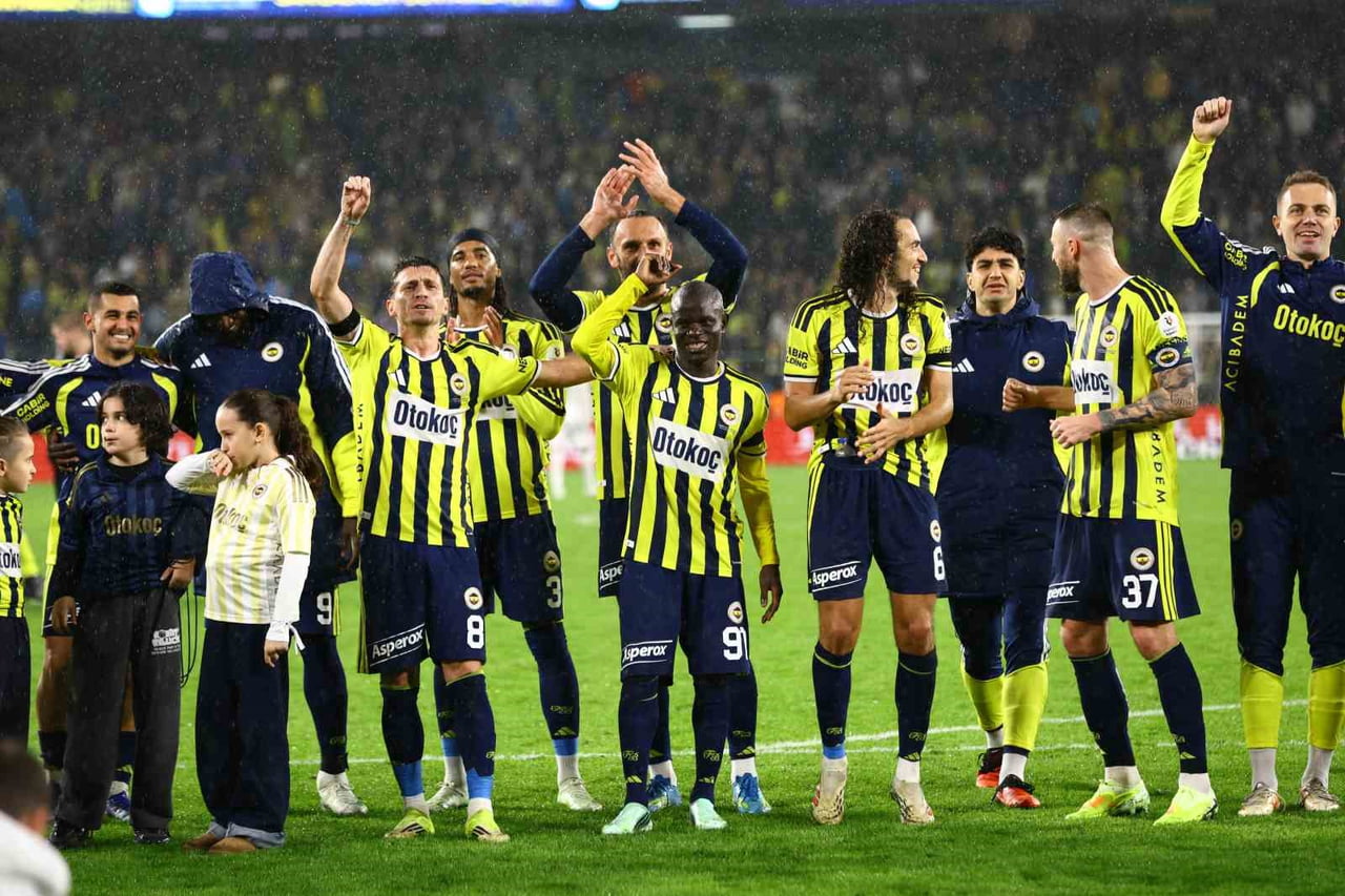 FENERBAHÇE, CORENDON ALANYASPOR'U 3-0 MAĞLUP ETTİ VE LİGDE ÜST ÜSTE 3. GALİBİYETİNİ ELDE...