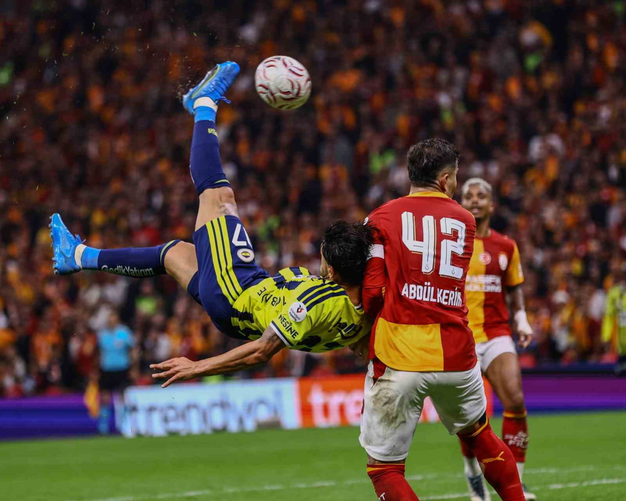 FENERBAHÇE’DE İRFAN CAN KAHVECİ, GALATASARAY FİLELERİNİ HAVALANDIRARAK İLK KEZ GALATASARAY...