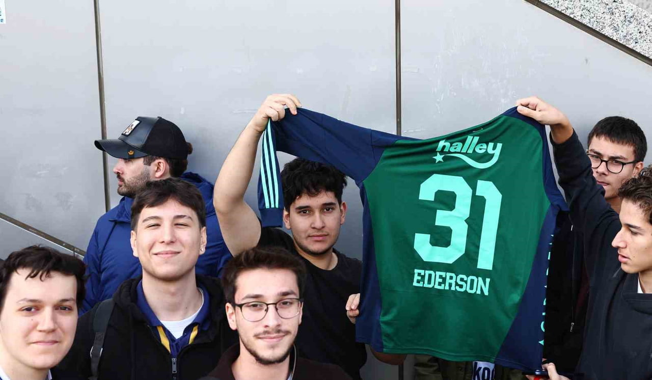 FENERBAHÇE’NİN FİLE BEKÇİSİ EDERSON MORAES, KULÜP ÜRÜNLERİNİN SATIŞININ YAPILDIĞI FENERİUM...
