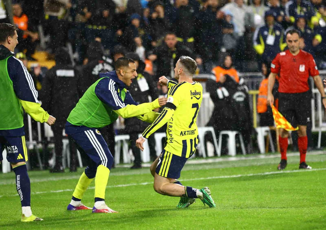 FENERBAHÇE’NİN MİLLİ FUTBOLCUSU KEREM AKTÜRKOĞLU, ALANYASPOR KARŞISINDA FİLELERİ HAVALANDIRARAK BU...