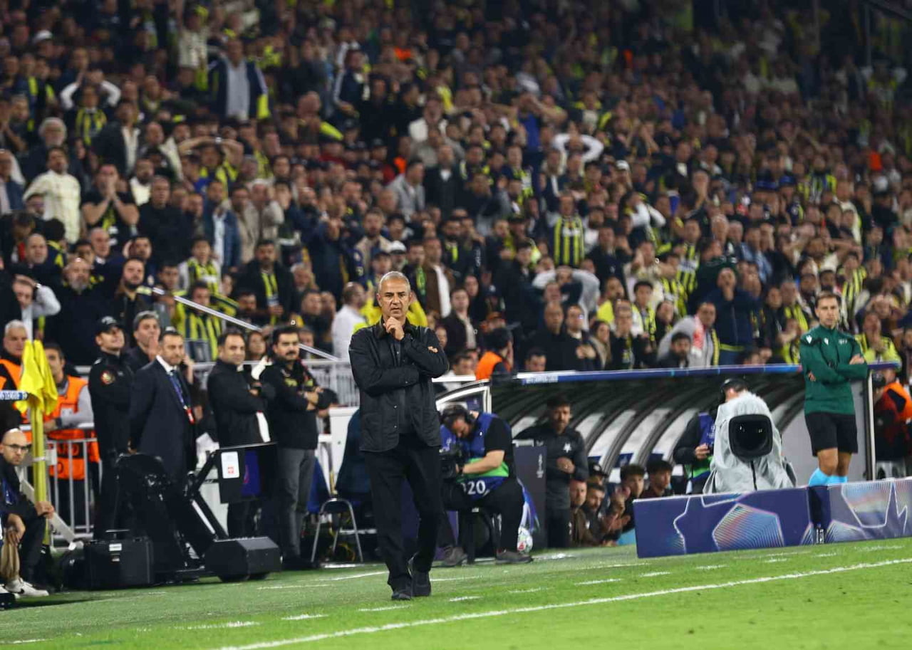 FENERBAHÇE, SLAVİA PRAG KARŞISINDA SON DAKİKADA YEDİĞİ GOLLE PUAN KAYBI YAŞARKEN, TRİBÜNLERDEN...