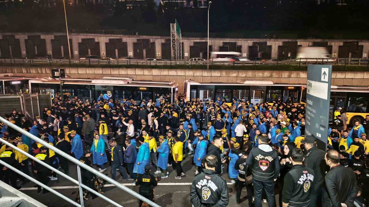FENERBAHÇE TARAFTARLARI, YAKLAŞIK 2400 KİŞİYLE GALATASARAY DERBİSİ İÇİN RAMS PARK’A...
