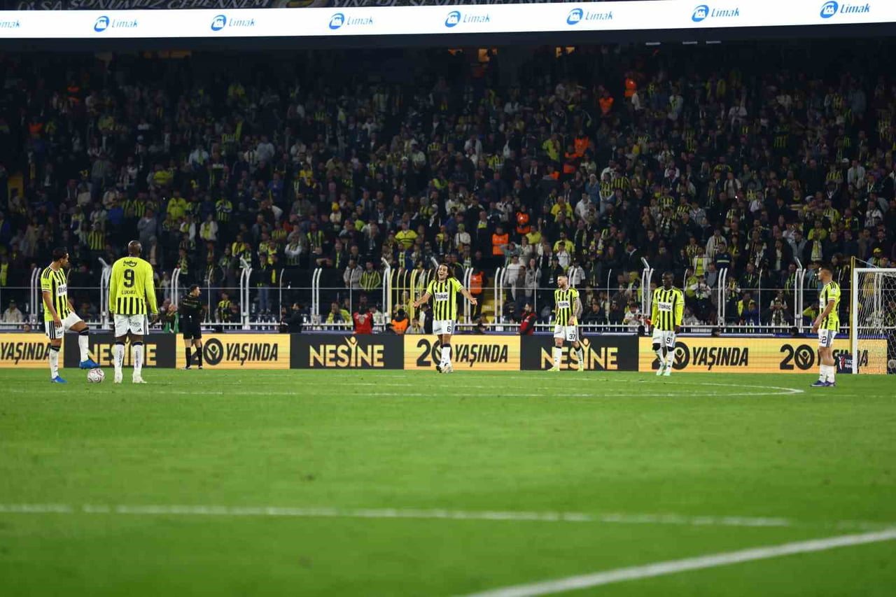 FENERBAHÇE, TRENDYOL SÜPER LİG'İN 10. HAFTASINDA EVİNDE KARŞILAŞTIĞI GÖZTEPE'YE 2-1 YENİLDİ VE...