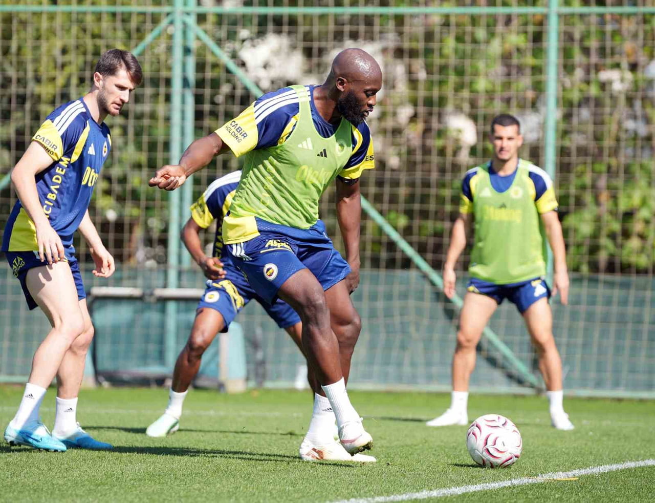 FENERBAHÇE, TRENDYOL SÜPER LİG 9. HAFTA MAÇINDA DEPLASMANDA GALATASARAY İLE OYNAYACAĞI MAÇIN...