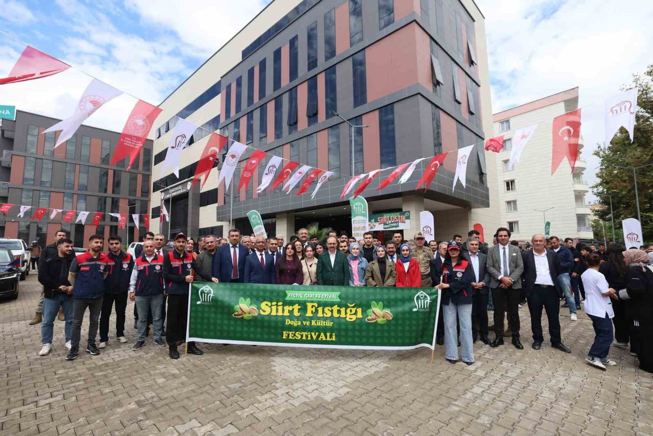 FESTİVAL, BANDO EŞLİĞİNDE GERÇEKLEŞTİRİLEN KORTEJ YÜRÜYÜŞÜYLE DEVAM ETTİ