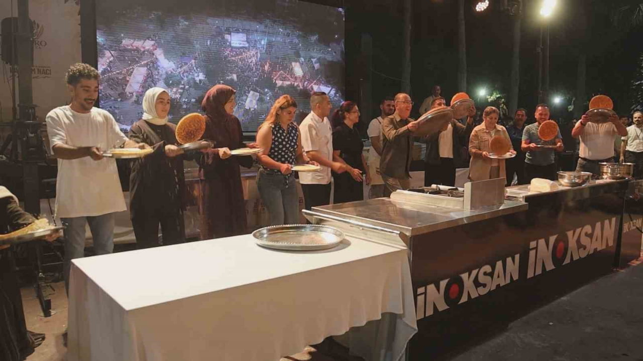 FESTİVALDE 11 KİŞİ, TESCİLLİ OLAN KÜNEFEYİ AYNI ANDA HAVAYA DOĞRU SAVURARAK TERS ÇEVİRMEK İÇİN...