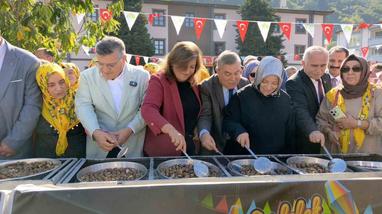 FESTİVALDE, İLÇENİN KESTANELERİ DEV KAZANLARDA HAŞLANARAK VE MANGALLARDA PİŞİRİLEREK KATILIMCILARA...