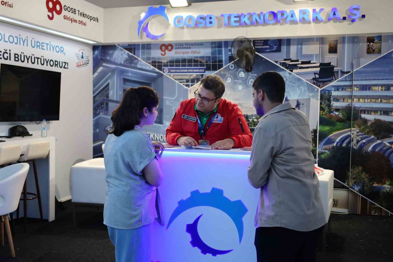 FESTİVALDE STANT AÇARAK YERİNİ ALAN GOSB TEKNOPARK YETKİLİLERİ, ZİYARETÇİLERE TEKNOPARKLARIN...
