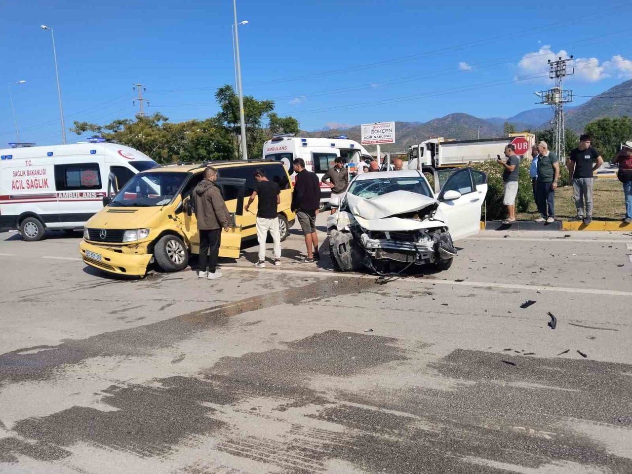FETHİYE’DE OTOMOBİL İLE KAMYONET ÇARPIŞTI: 5 YARALI