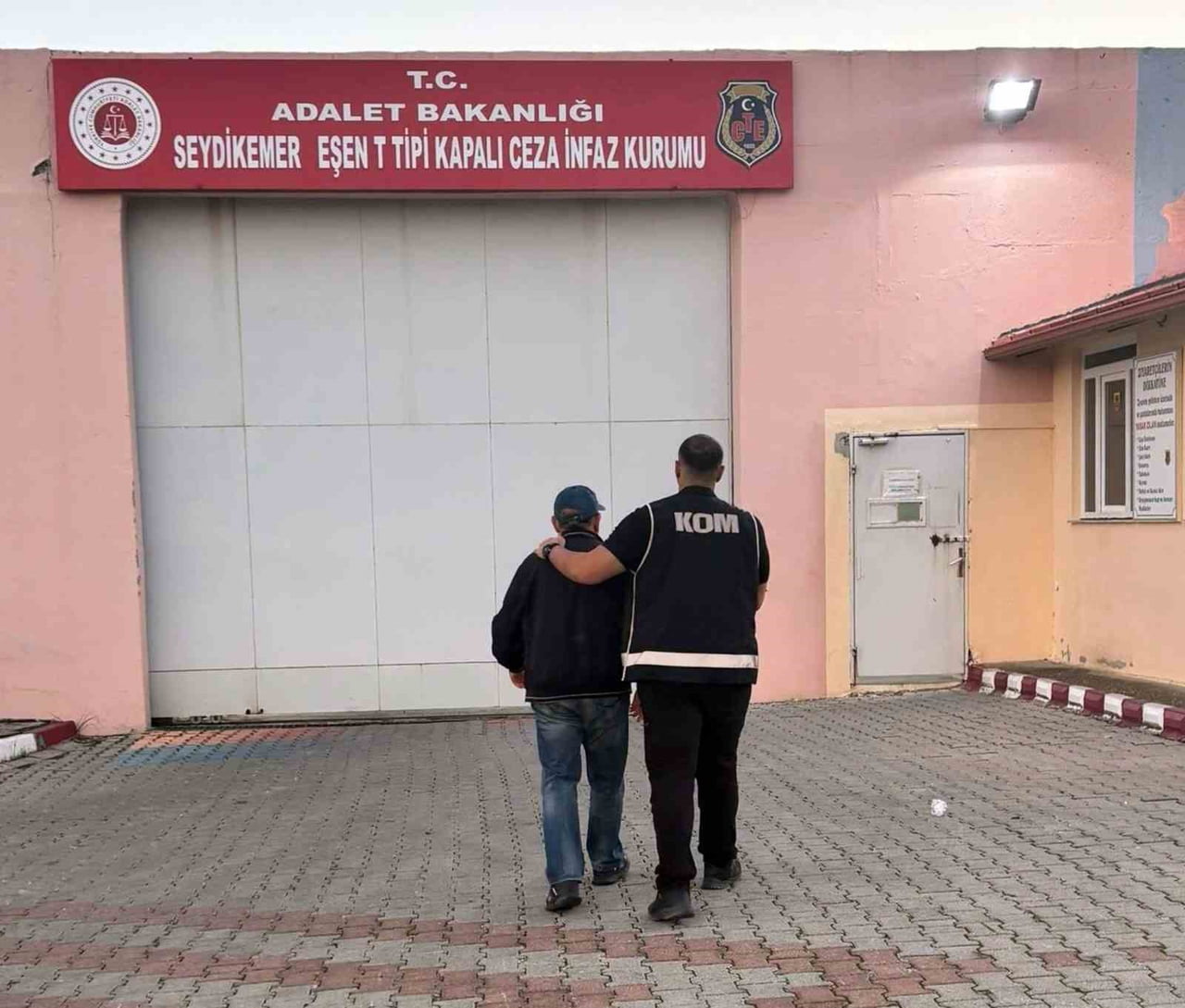 FETÖ SİLAHLI TERÖR ÖRGÜTÜNE ÜYE OLMA SUÇUNDAN HAKKINDA 6 YIL 3 AY KESİNLEŞMİŞ HAPİS CEZASI BULUNAN...