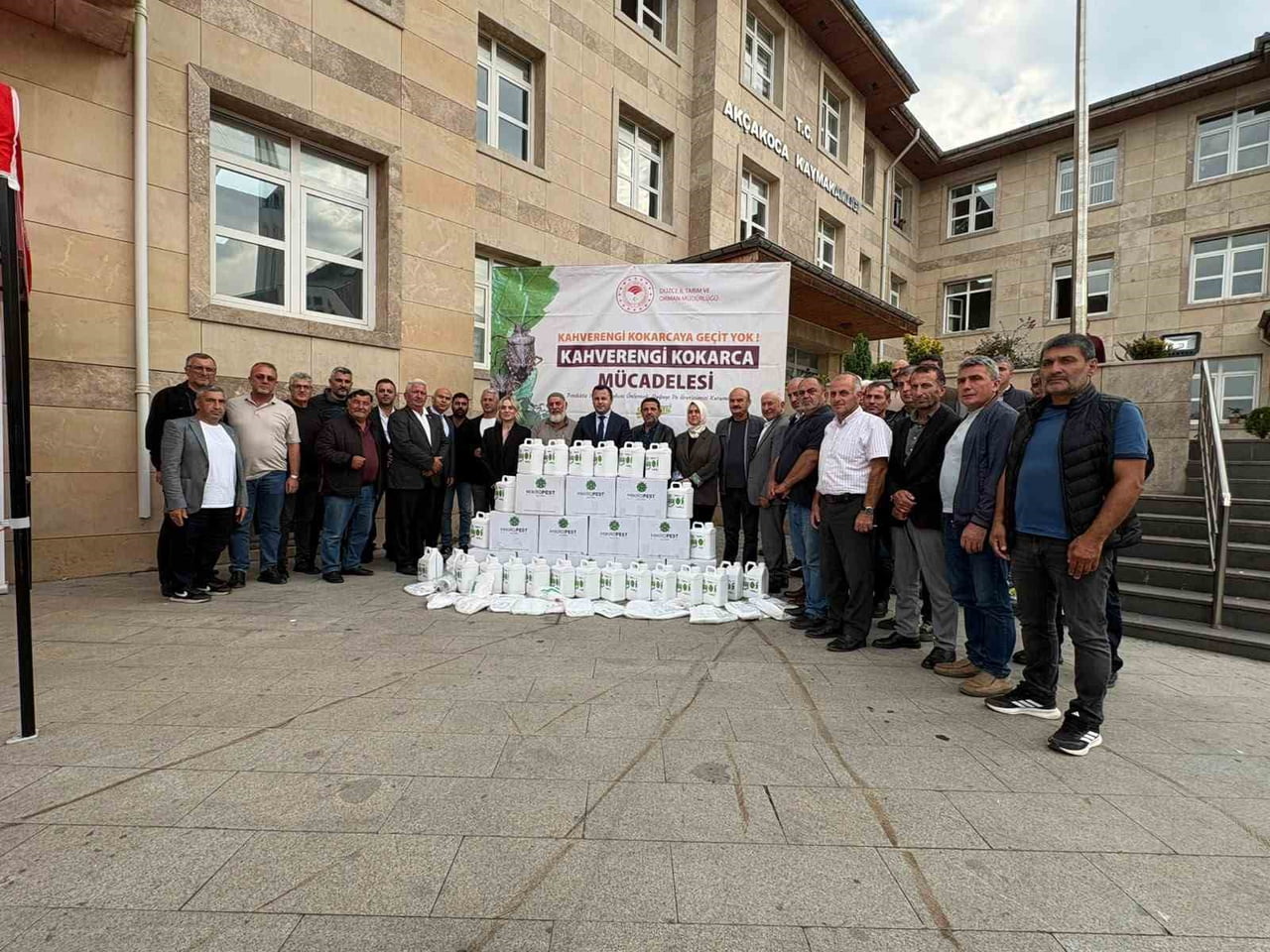 FINDIK ÜRETİCİLERİNİN KORKULU RÜYASI HALİNE GELEN KAHVERENGİ KOKARCA ZARARLISINA KARŞI AKÇAKOCA’DA...