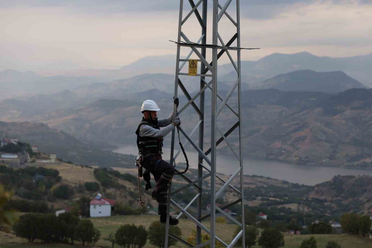 FIRAT EDAŞ, ELAZIĞ’DA ELEKTRİK DAĞITIM ALTYAPISINI GÜÇLENDİRMEK İÇİN SON BEŞ YILLIK DÖNEMDE BAKIM...