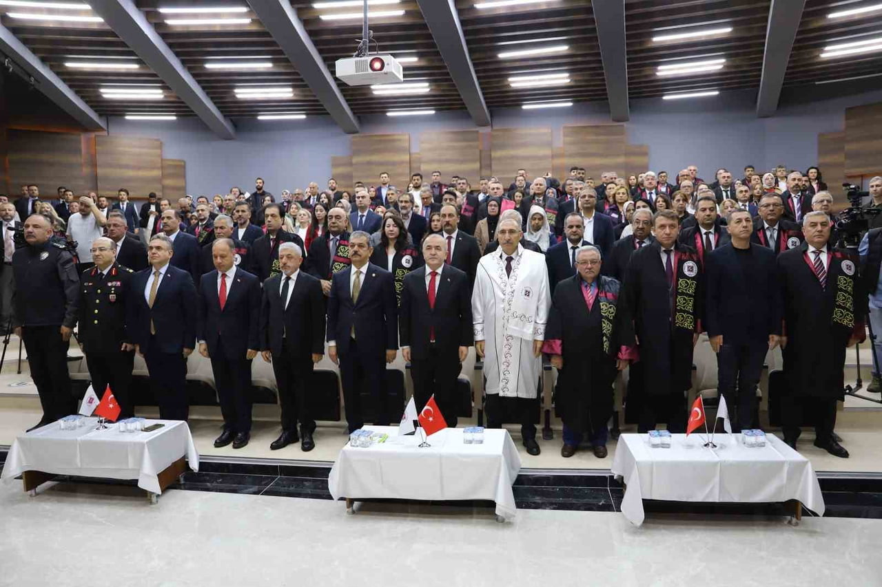 FIRAT ÜNİVERSİTESİ 2026-2027 AKADEMİK YILINA DÜZENLENEN TÖRENLE BAŞLADI; ELAZIĞ VALİSİ DR. NUMAN...