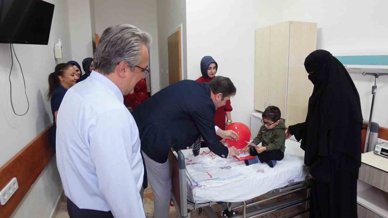 FIRAT ÜNİVERSİTESİ HASTANESİ YÖNETİMİ, 29 EKİM CUMHURİYET BAYRAMI DOLAYISIYLA HASTANEDE TEDAVİ...