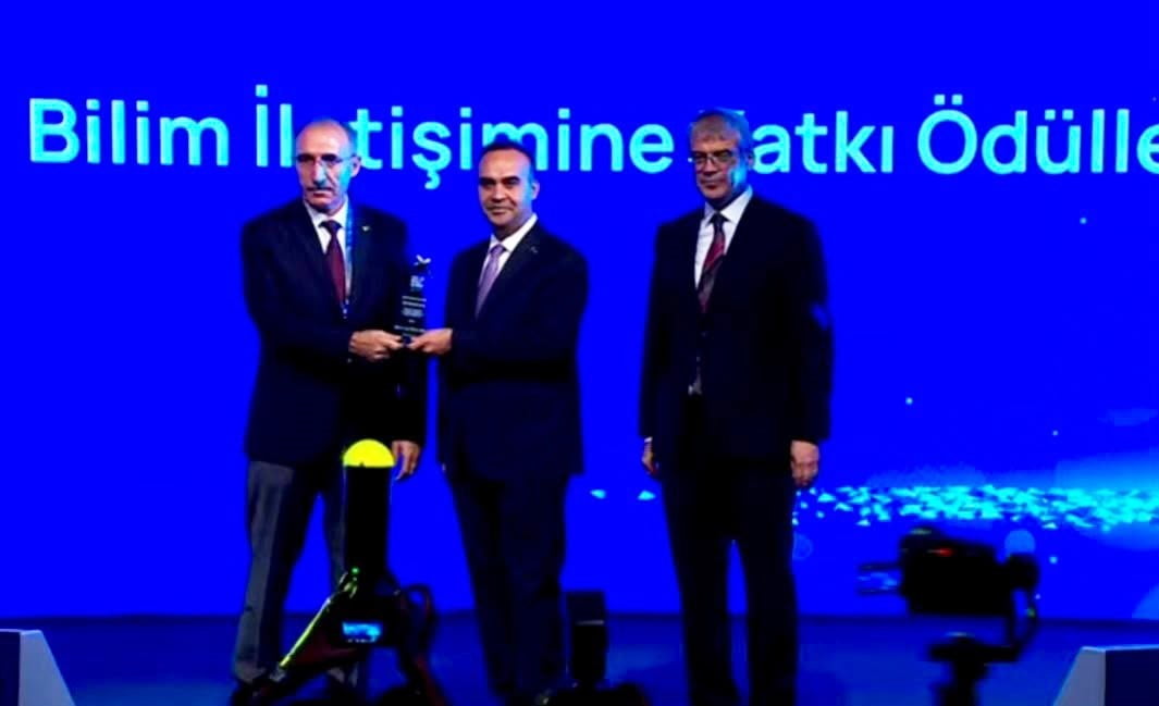 FIRAT ÜNİVERSİTESİ REKTÖRÜ PROF. DR. FAHRETTİN GÖKTAŞ, ÖDÜLÜ SANAYİ VE TEKNOLOJİ BAKANI MEHMET...