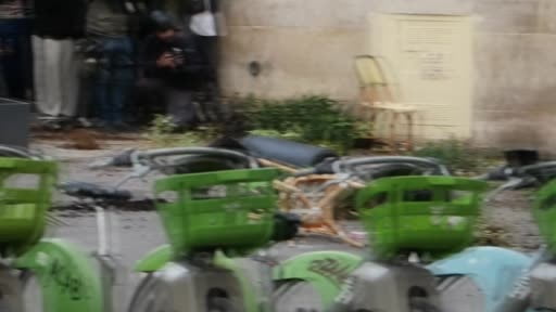 Fransa'da devam eden öğrenci protestoları kapsamında başkent Paris'teki Bastille Meydanı'nda bir...