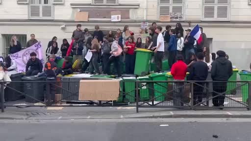 Fransa'da lise öğrencilerin başlattığı protestolar hız kesmeden devam ederken, çok sayıda lisede...
