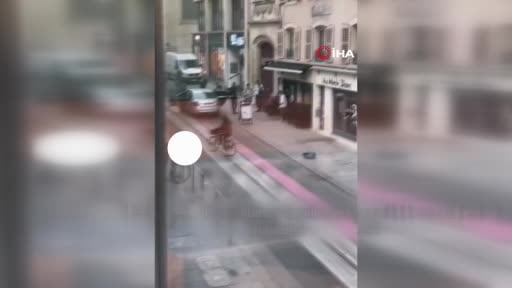 Fransa'da üçüncü haftasında devam eden lise eylemlerinde gözaltına alınanların sayısı 6 bin 877'ye...