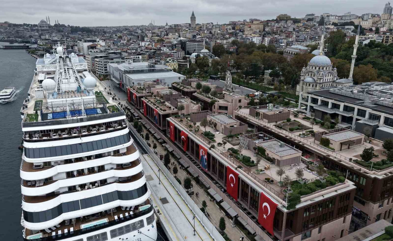 GALATAPORT'TA DA BAYRAKLARLA DONATILAN BİNALAR VE LİMANA DEMİRLEYEN KRUVAZİYER GEMİSİ GÜZEL...