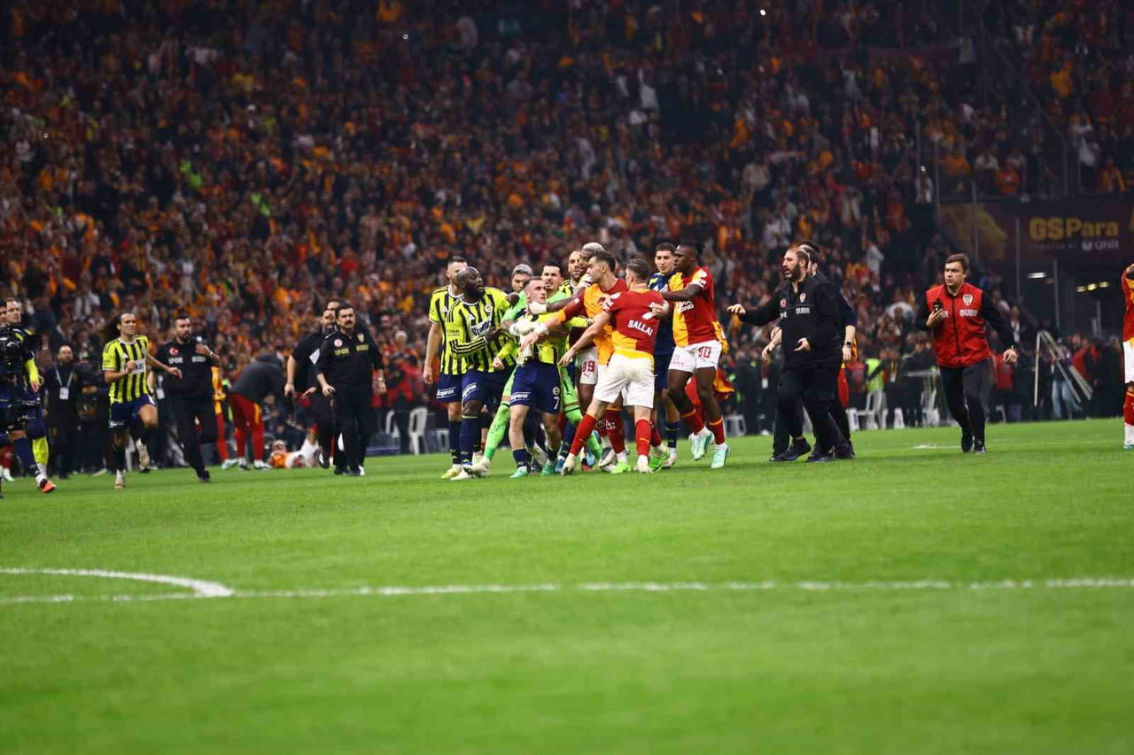 GALATASARAY İLE FENERBAHÇE DERBİSİNİN ARDINDAN SAHA İÇİNDE İKİ TAKIM FUTBOLCULARI ARASINDA KAVGA...
