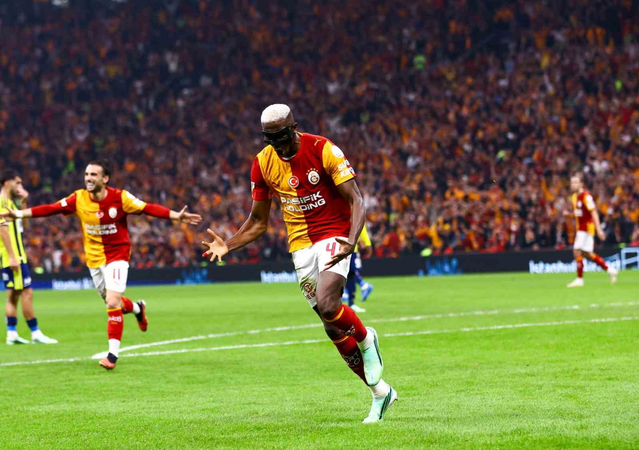 GALATASARAY’IN NİJERYALI FUTBOLCUSU VİCTOR OSİMHEN, FENERBAHÇE DERBİSİNDE ATTIĞI 2 GOLLE BU SEZON...