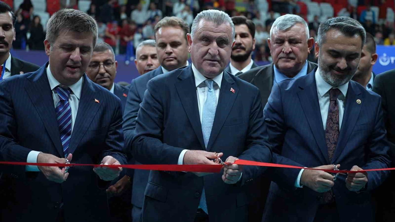 GALATASARAY MADEŞ MOBİLYA'NIN 3-1 KAZANDIĞI KARŞILAŞMANIN ARDINDAN SALONUN RESMİ AÇILIŞ TÖRENİ...