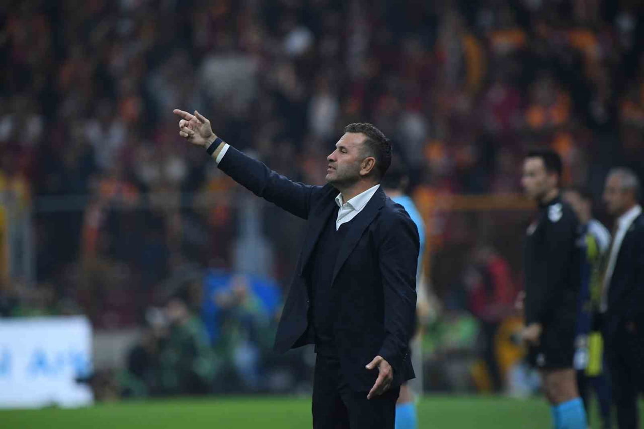 GALATASARAY TEKNİK DİREKTÖRÜ OKAN BURUK, FENERBAHÇE TEKNİK DİREKTÖRÜ İSMAİL KARTAL'A KARŞI...