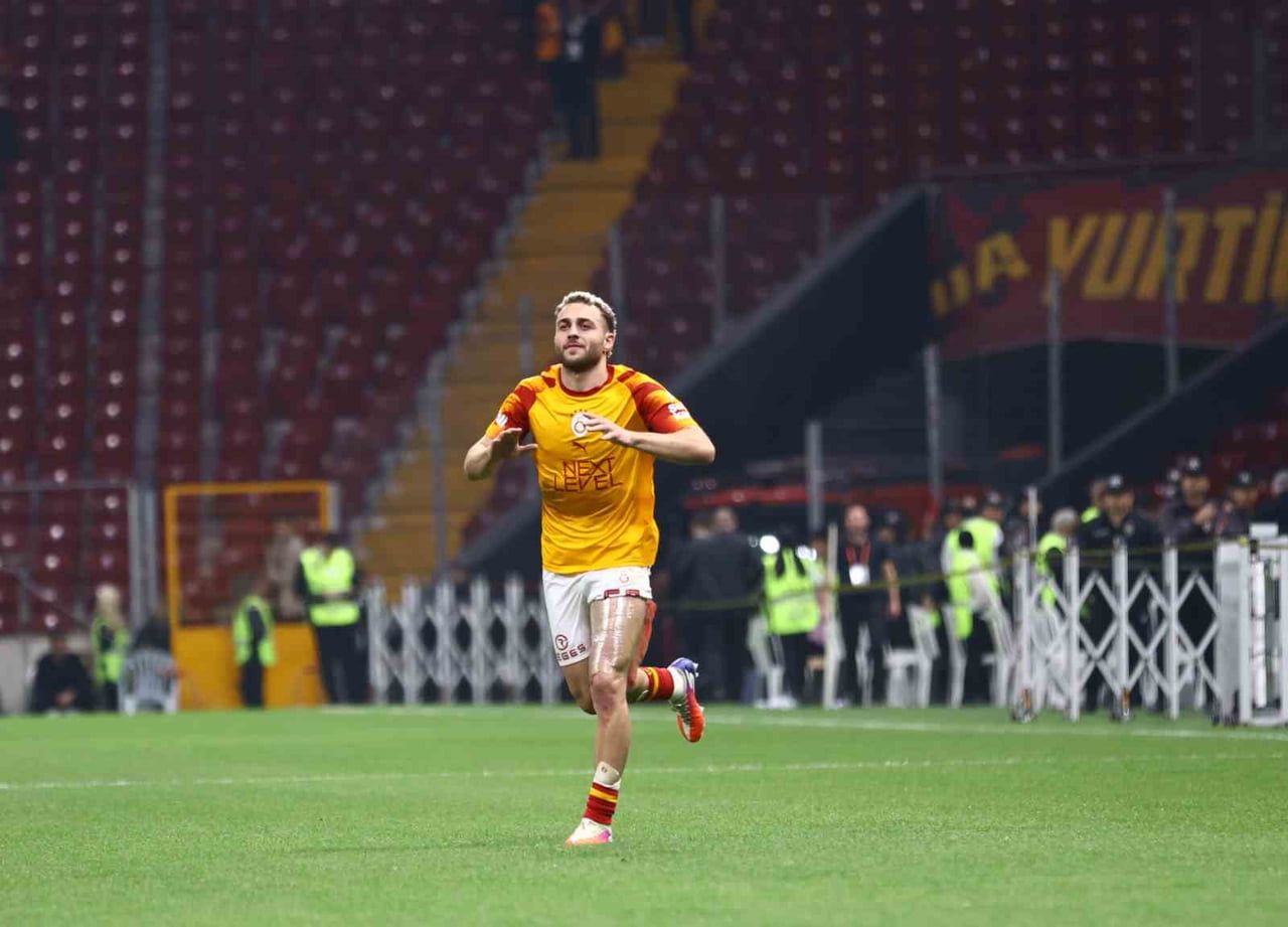 GALATASARAYLI FUTBOLCU BARIŞ ALPER YILMAZ, MAÇTAN SONRA SARI-KIRMIZILI TARAFTARLARIN İSTEĞİNİ...