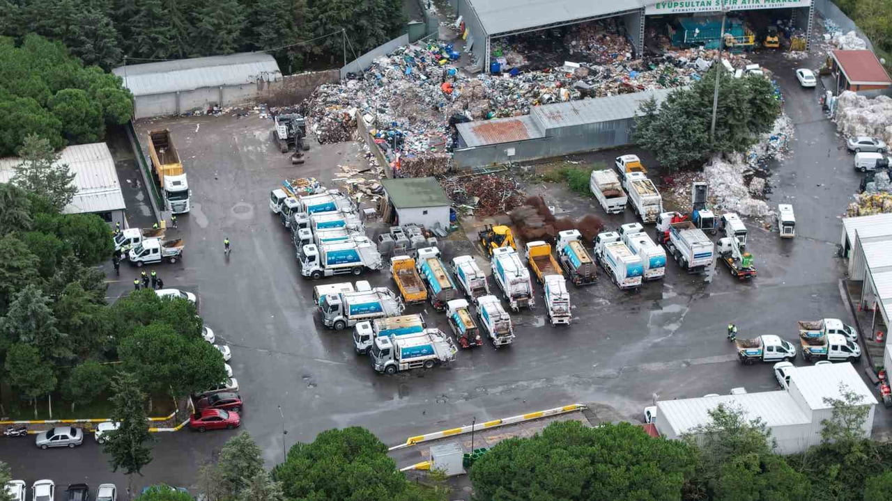GARAJDA BEKLETİLEN ÇOK SAYIDA ARAÇ HAVADAN GÖRÜNTÜLENDİ.