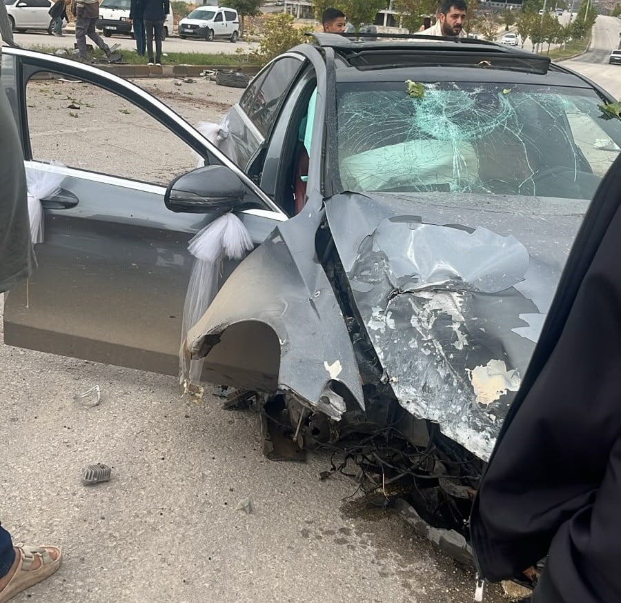 GAZİANTEP'İN NİZİP İLÇESİNDE KONTROLDEN ÇIKAN OTOMOBİLİN ELEKTRİK DİREĞİNE ÇARPTIKTAN SONRA KARŞI...