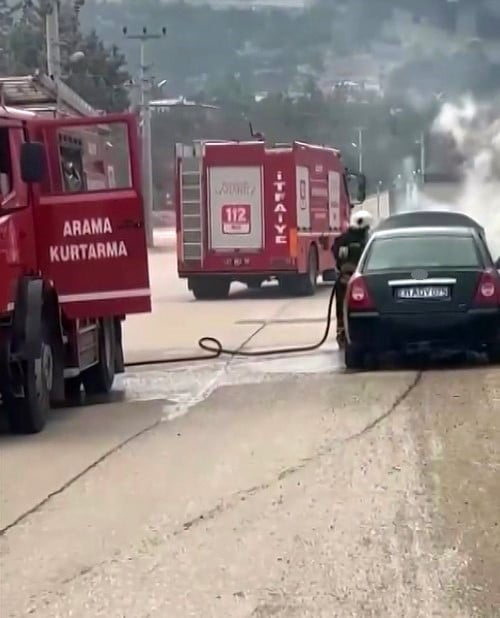 GAZİANTEP'İN NURDAĞI İLÇESİNDE SEYİR HALİNDEKİ OTOMOBİLDE ÇIKAN YANGIN İTFAİYE EKİPLERİNCE...