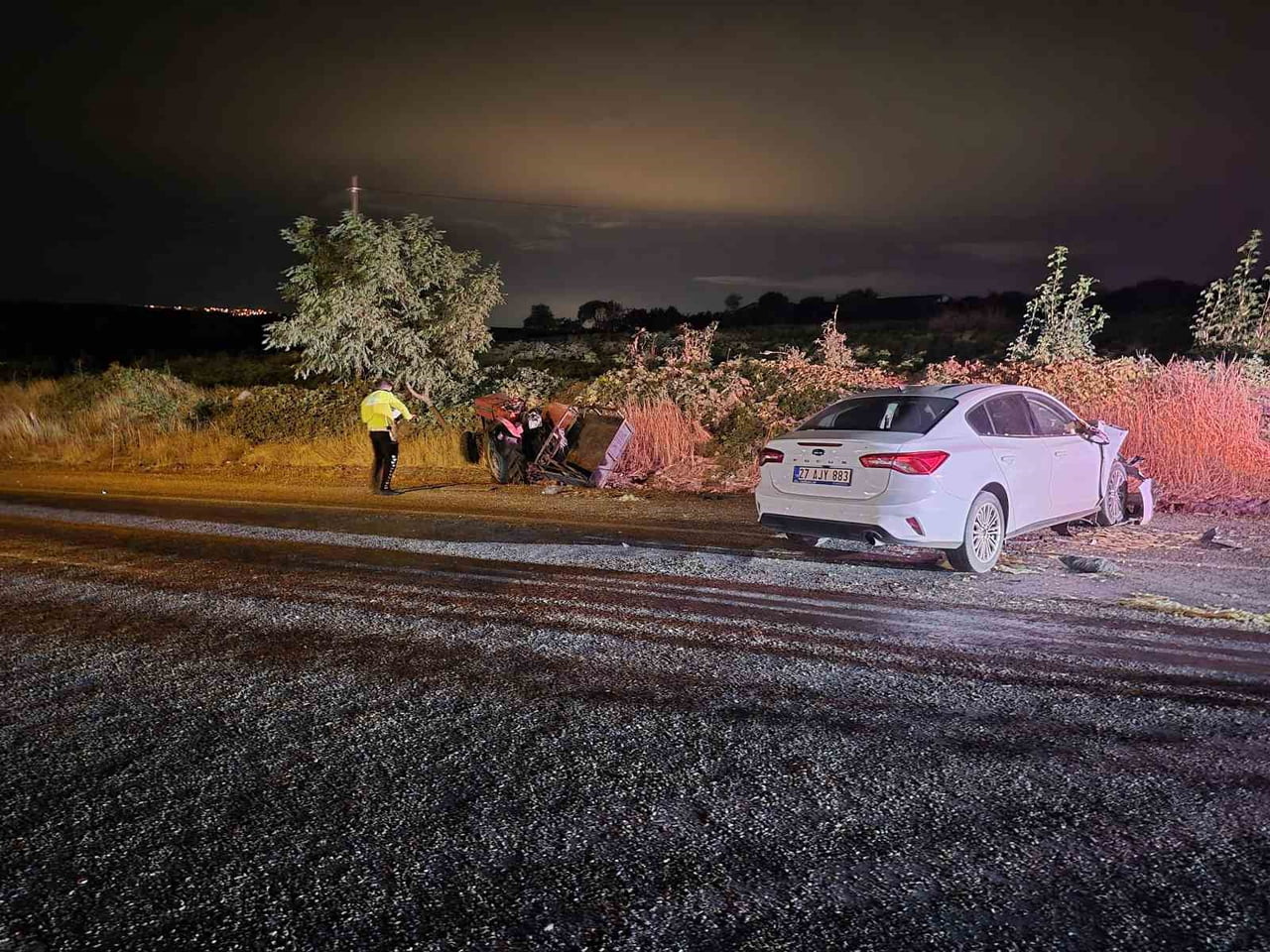 GAZİANTEP'İN YAVUZELİ İLÇESİNDE GECE SAATLERİNDE OTOMOBİL İLE TRAKTÖRÜN ÇARPIŞMASI SONUCU 3 KİŞİ...