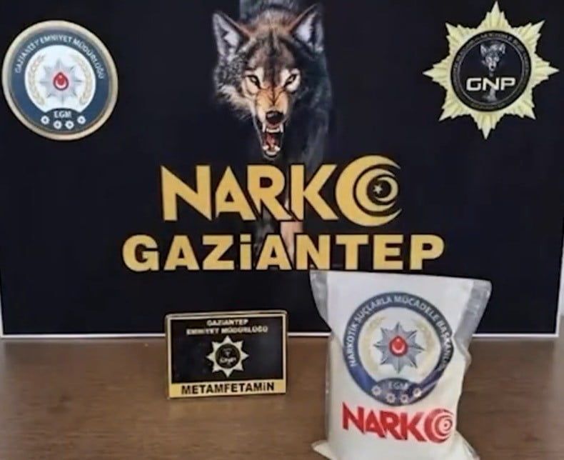 GAZİANTEP'TE BİR ARAÇTA YAPILAN ARAMALARDA 1 KİLO METAMFETAMİN ELE GEÇİRİLDİ, 2 ŞÜPHELİ GÖZALTINA...