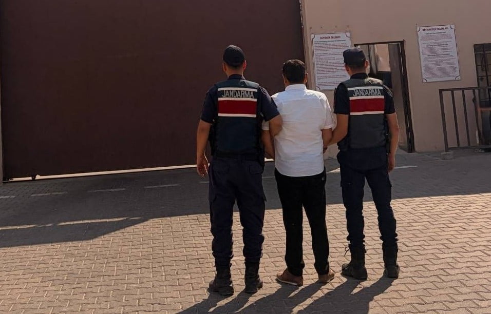 GAZİANTEP'TE ÇEŞİTLİ SUÇLARDAN KESİNLEŞMİŞ HAPİS CEZASI BULUNAN 2 ŞÜPHELİ, JANDARMA EKİPLERİNCE...