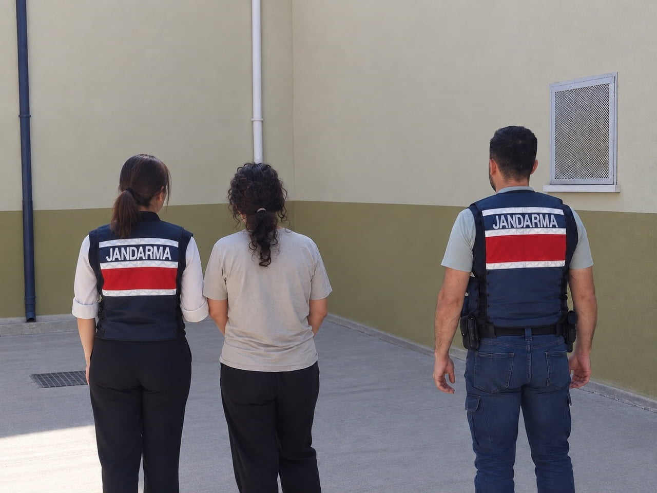 GAZİANTEP'TE DOLANDIRICILIK VE HIRSIZLIK GİBİ SUÇLARDAN 15 YIL KESİNLEŞMİŞ HAPİS CEZASIYLA ARANAN...