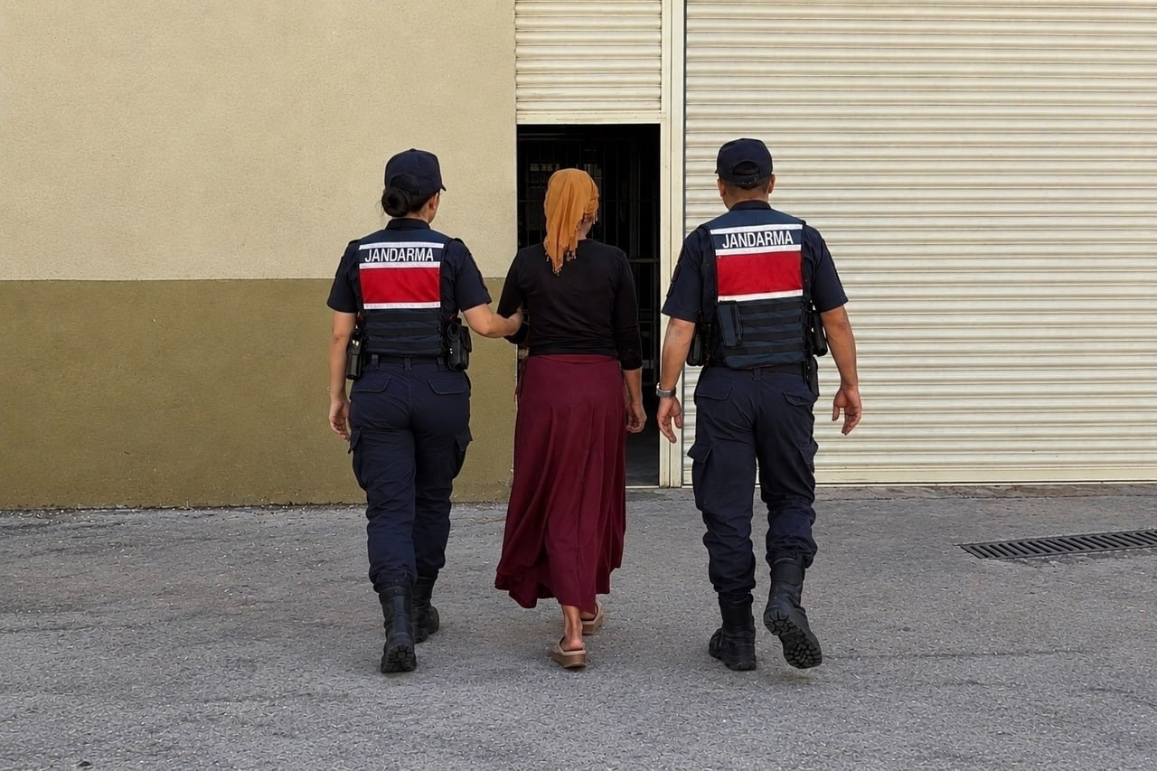 GAZİANTEP'TE HIRSIZLIK SUÇUNDAN 15 YIL KESİNLEŞMİŞ HAPİS CEZASIYLA ARANAN ŞAHIS, JANDARMA...