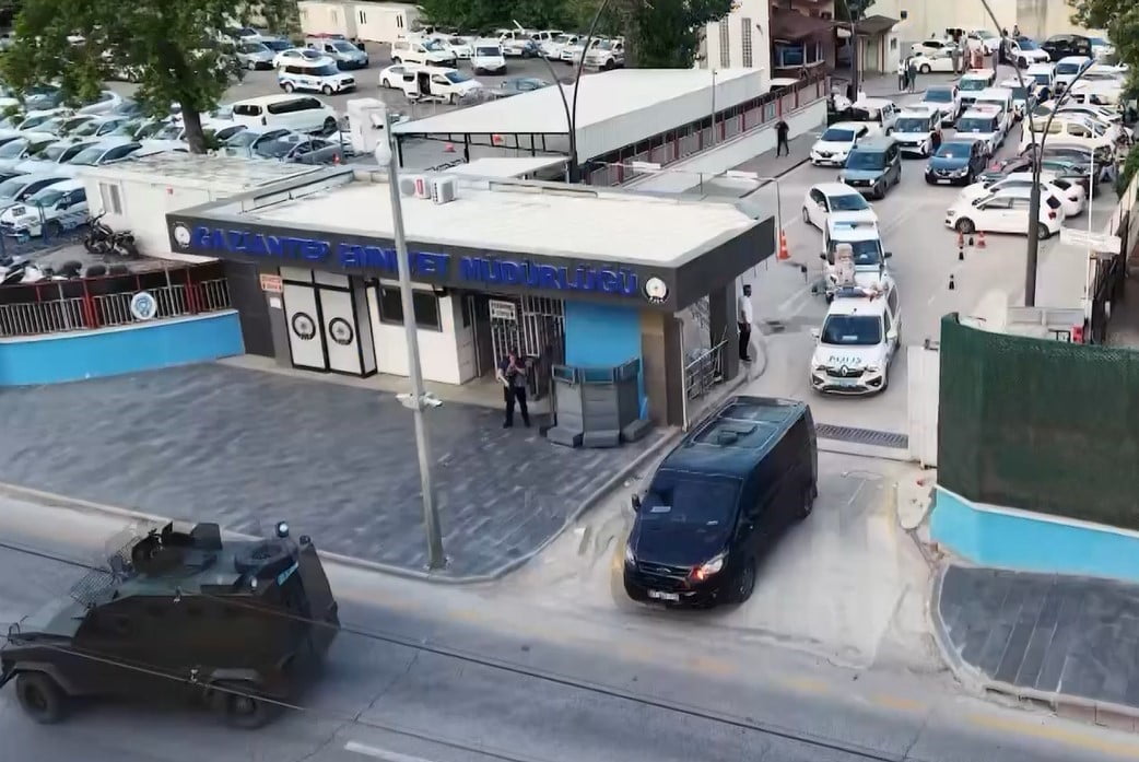 GAZİANTEP'TE İL EMNİYET MÜDÜRLÜĞÜ ASAYİŞ ŞUBE MÜDÜRLÜĞÜ EKİPLERİNCE ÇEŞİTLİ SUÇLARDAN ARANAN...