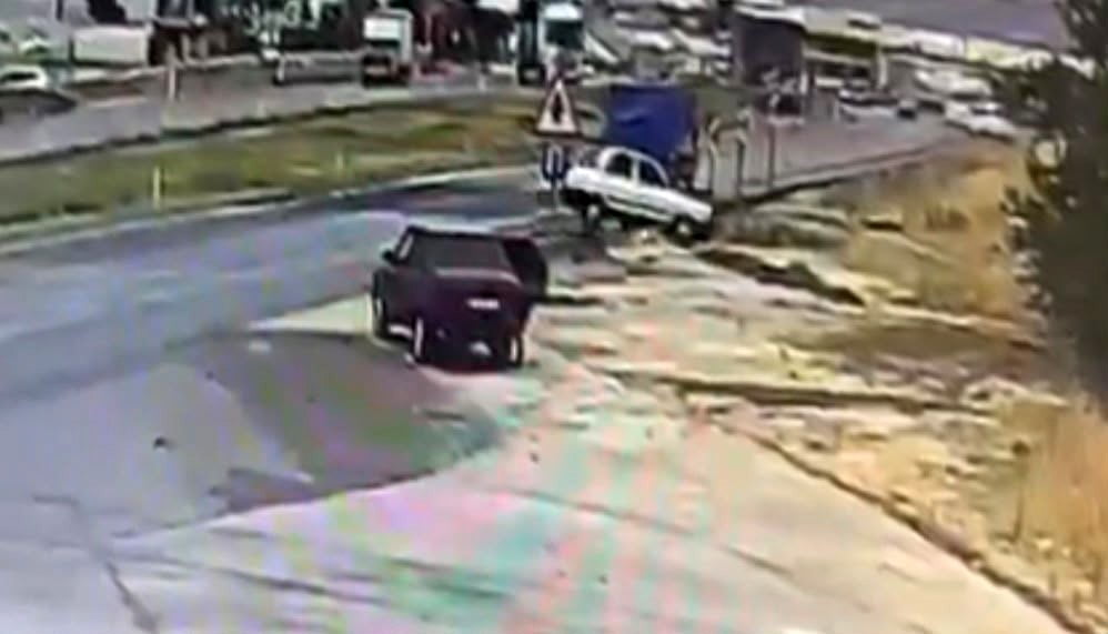 GAZİANTEP'TE KONTROLDEN ÇIKARAK MENFEZE UÇAN ARAÇTAKİ 2 KİŞİ YARALANDI. KAZA ANLARI GÜVENLİK...