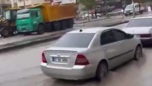 Gaziantep'te sağanak sonrası sürücüler zor anlar yaşadı